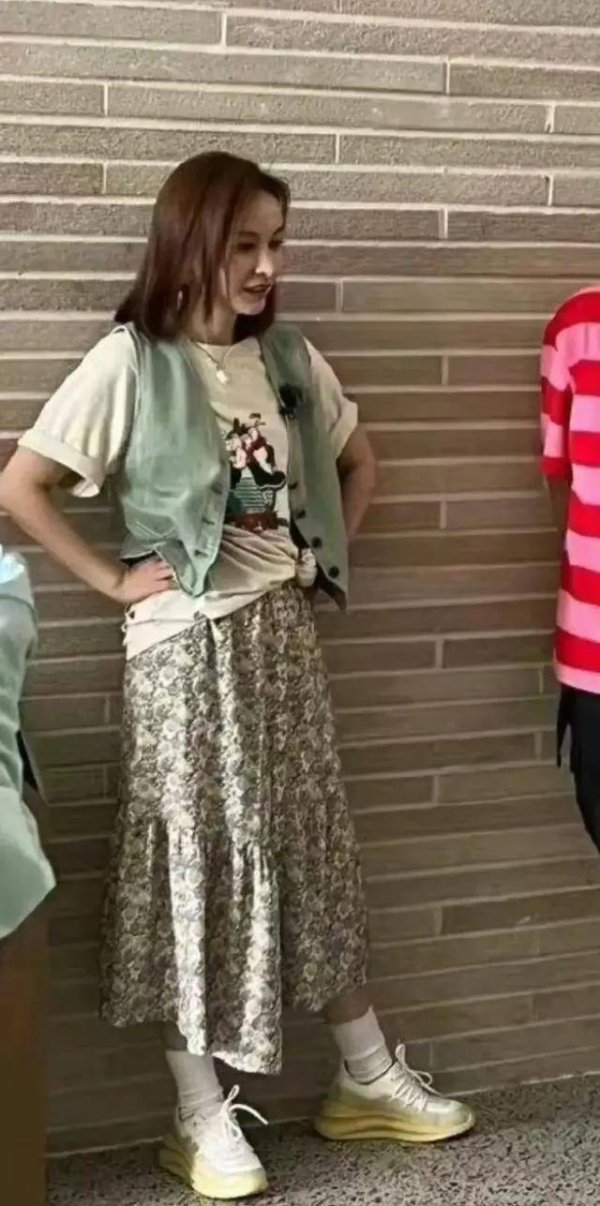 资生网 42岁吴昕现身大巴扎，衣品好状态佳似28岁锤娜丽莎同龄人