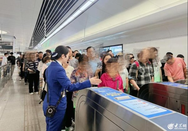 泽巨配资 1129.05万人次！“双节”假期，青岛地铁担当城市文旅经济“节拍器”
